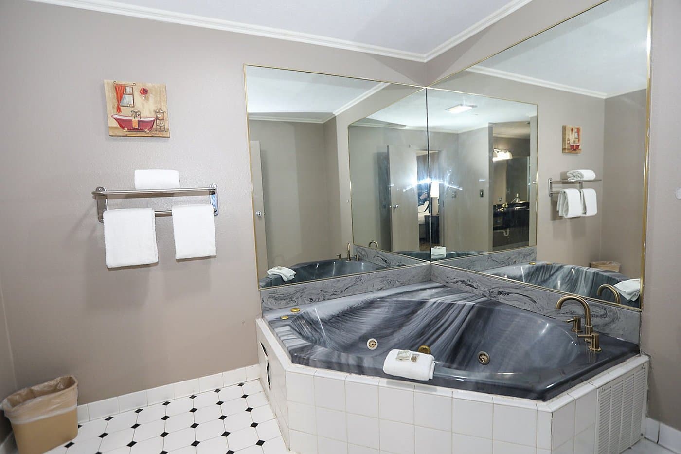 Red Roof Inn Lexington – Hamburg Jacuzzi room