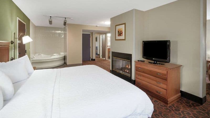 Spark by Hilton Bardstown Jacuzzi room