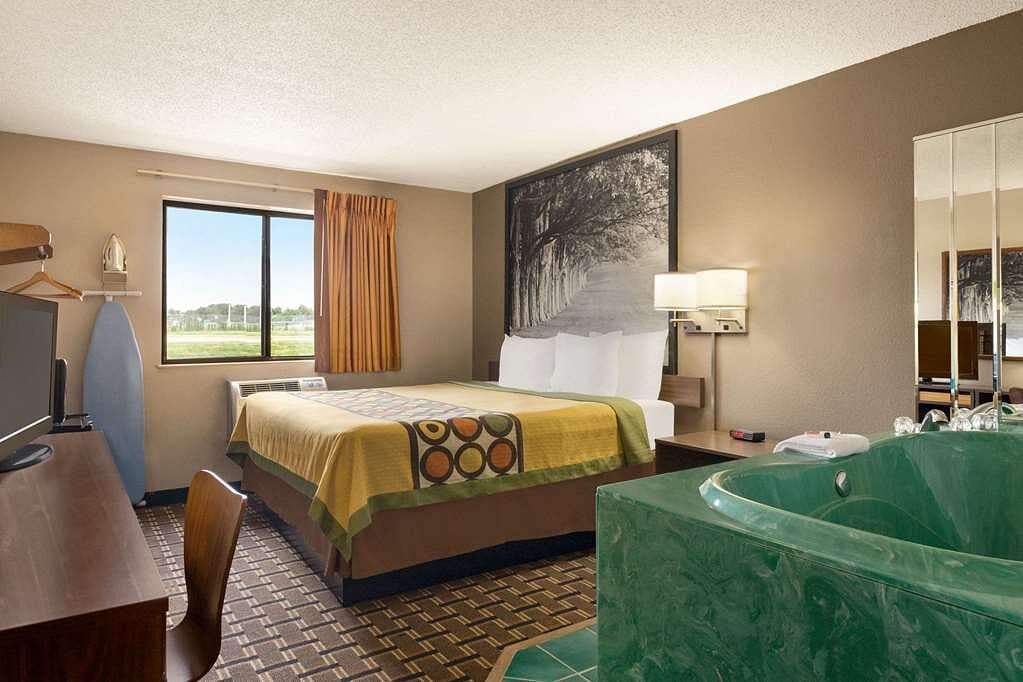 Super 8 by Wyndham Mayfield Jacuzzi room