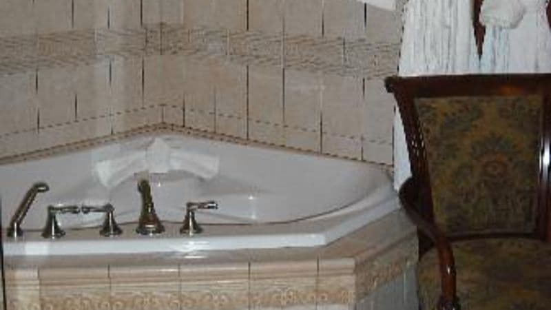 Ashton’s Bed and Breakfast Jacuzzi room