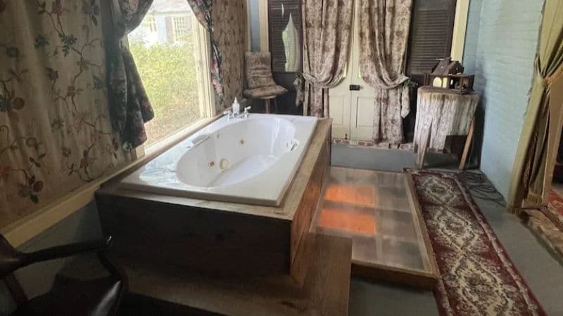 Butler Greenwood Plantation Jacuzzi room