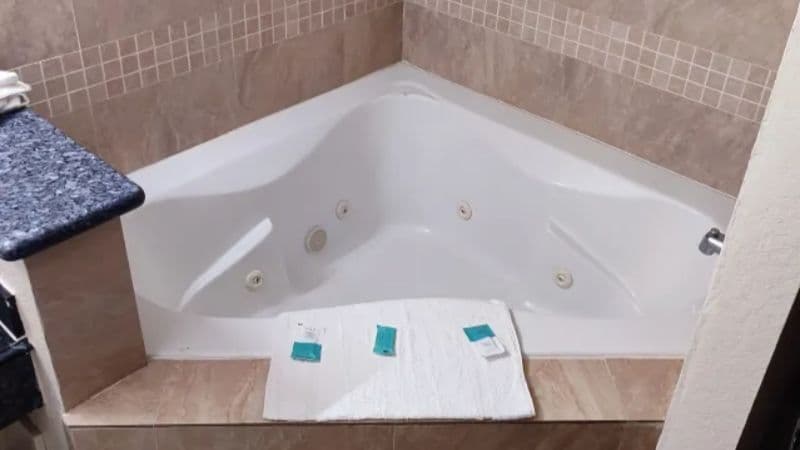 Clover Inn & Suites Jacuzzi room