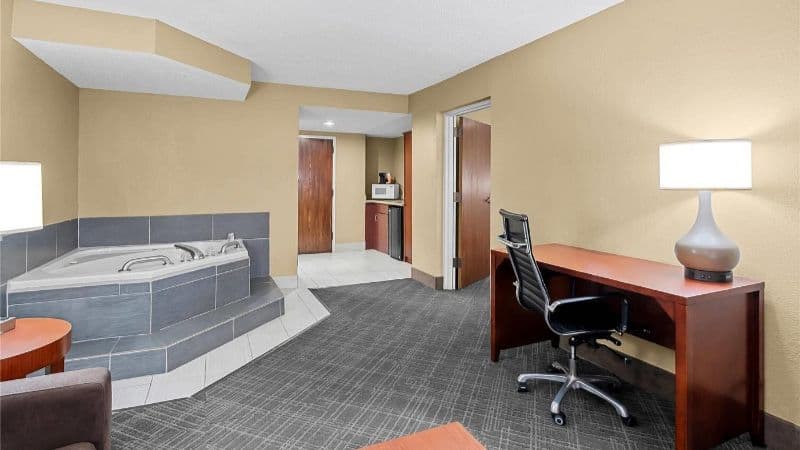 Comfort Inn University Area Jacuzzi room