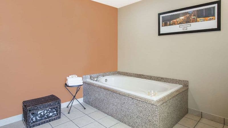 Days Inn & Suites by Wyndham Thibodaux Jacuzzi room