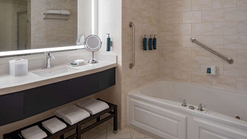Hilton Shreveport Jacuzzi room