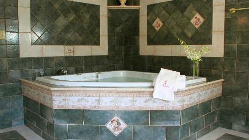 1802 House Bed and Breakfast Jacuzzi room