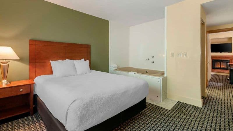 Best Western Plus Brunswick Bath Jacuzzi room