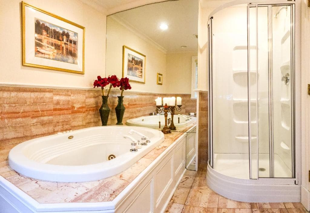 Chiltern Inn Jacuzzi room