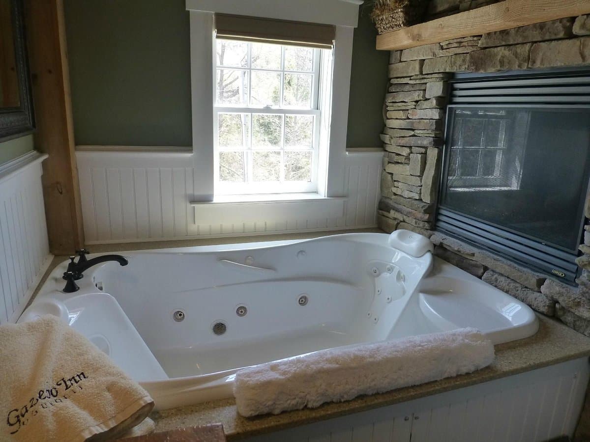 Gazebo Inn Ogunquit Jacuzzi room