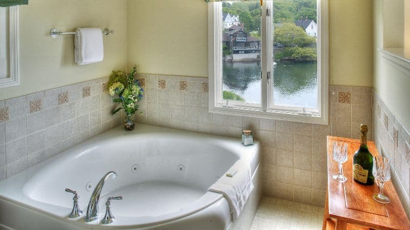 Harborage Inn on the Oceanfront Jacuzzi room