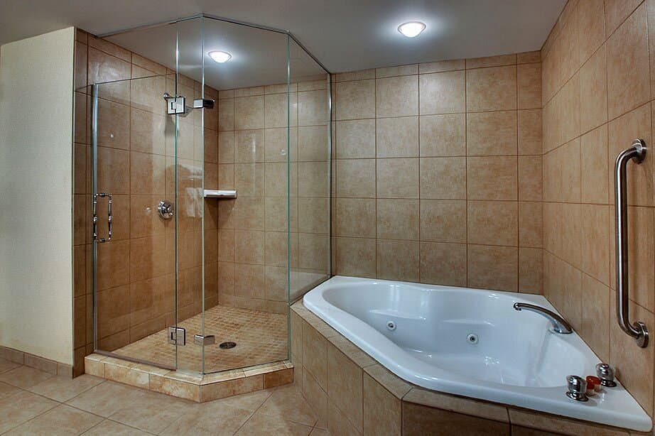 Hollywood Casino Bangor Hotel Jacuzzi room