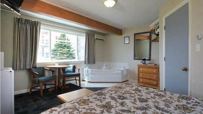 Sea Cliff House Motel Jacuzzi room