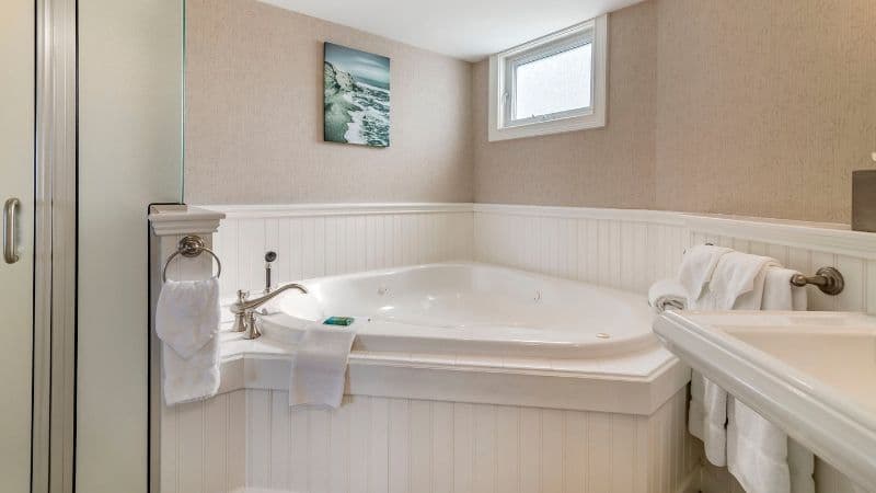 The Anchorage By the Sea Jacuzzi room