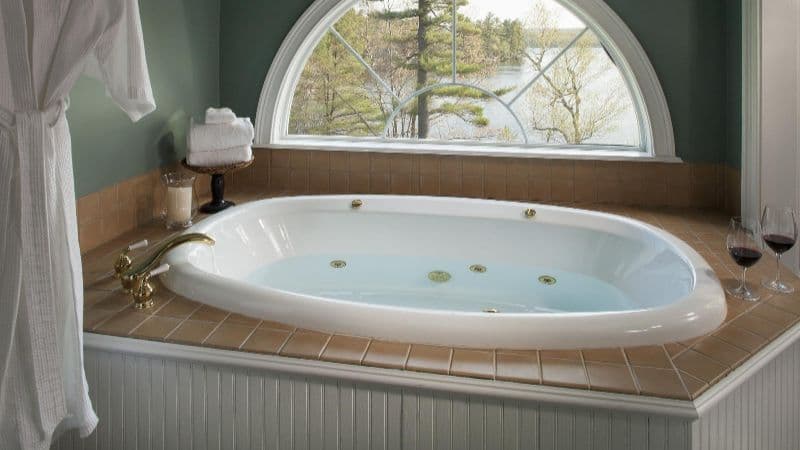 Wolf Cove Inn Jacuzzi room
