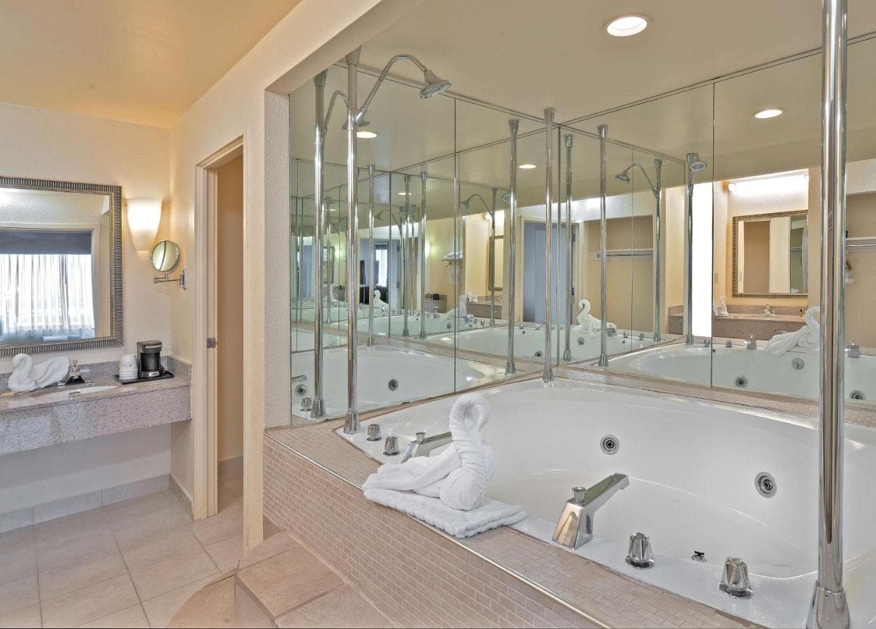Best Western Plus Hotel & Conference Center Jacuzzi room