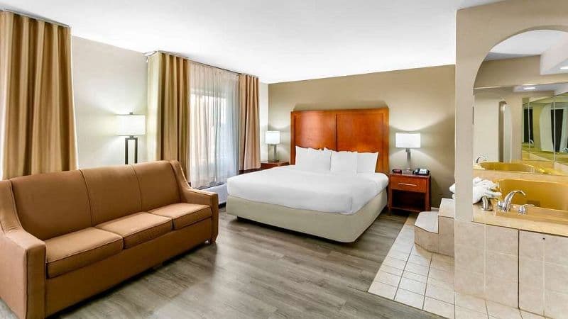 Comfort Inn Red Horse Frederick Jacuzzi room
