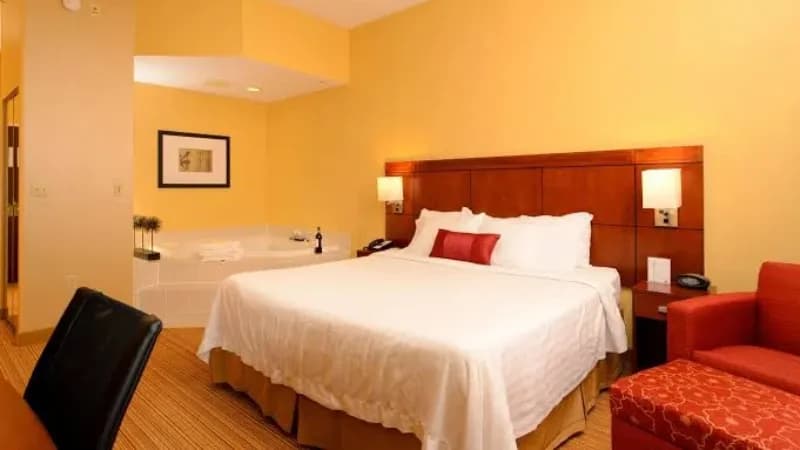 Courtyard by Marriott Frederick Jacuzzi room