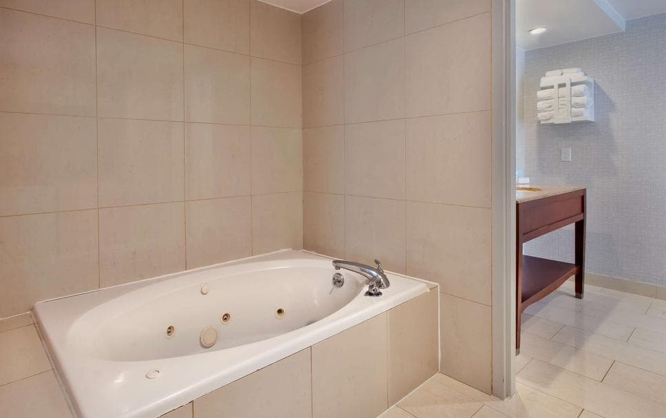 Hampton Inn College Park Jacuzzi room