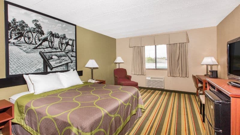 Super 8 by Wyndham Frederick hotel photo 2