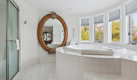 The Columbia Inn at Peralynna Jacuzzi room