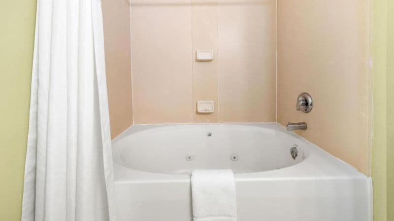Tidelands Caribbean Hotel and Suites Jacuzzi room
