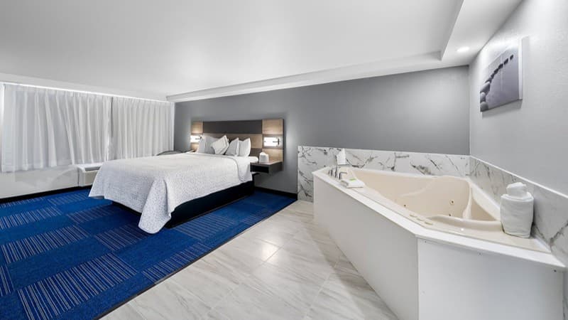 Admiralty Inn & Suites – A Red Collection Hotel Jacuzzi room
