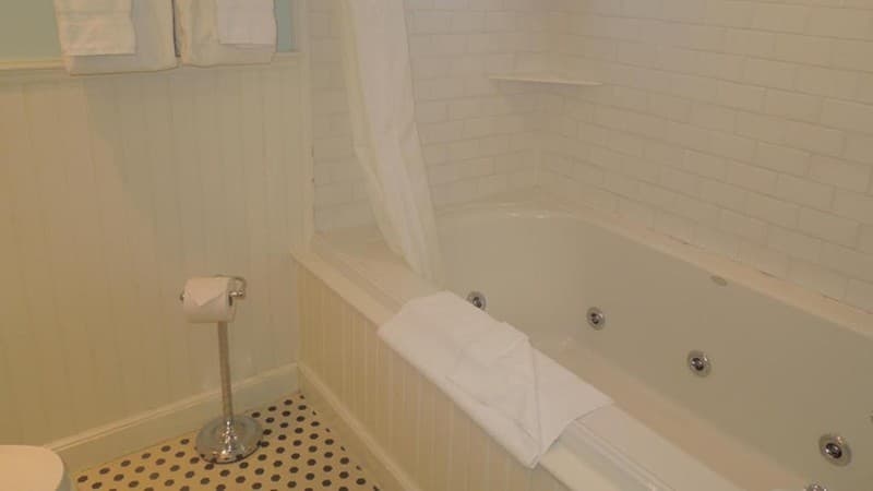 Anchor Inn Beach House Jacuzzi room