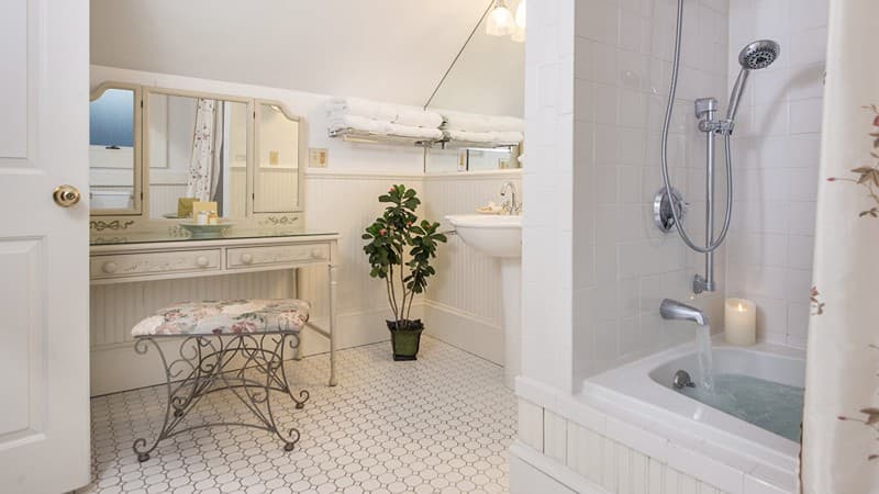 Captain Farris House Jacuzzi room