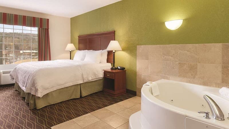 Hampton Inn & Suites Greenfield Jacuzzi room