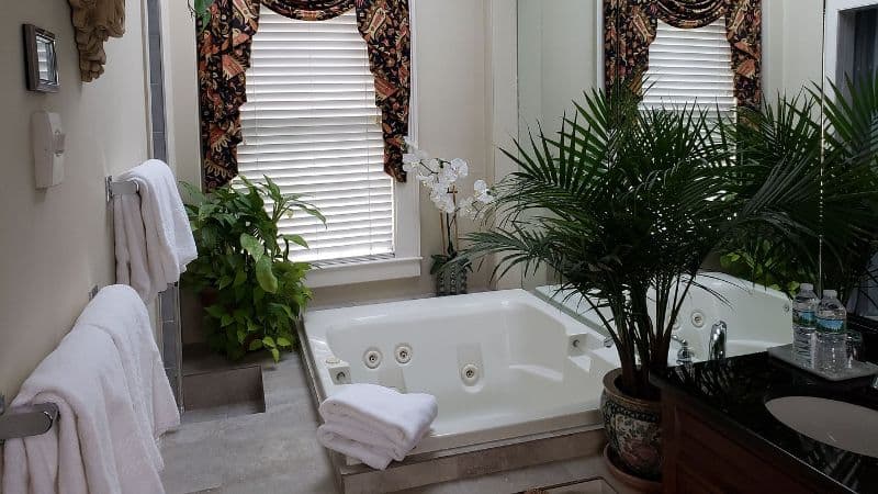 Harbor Light Inn Jacuzzi room