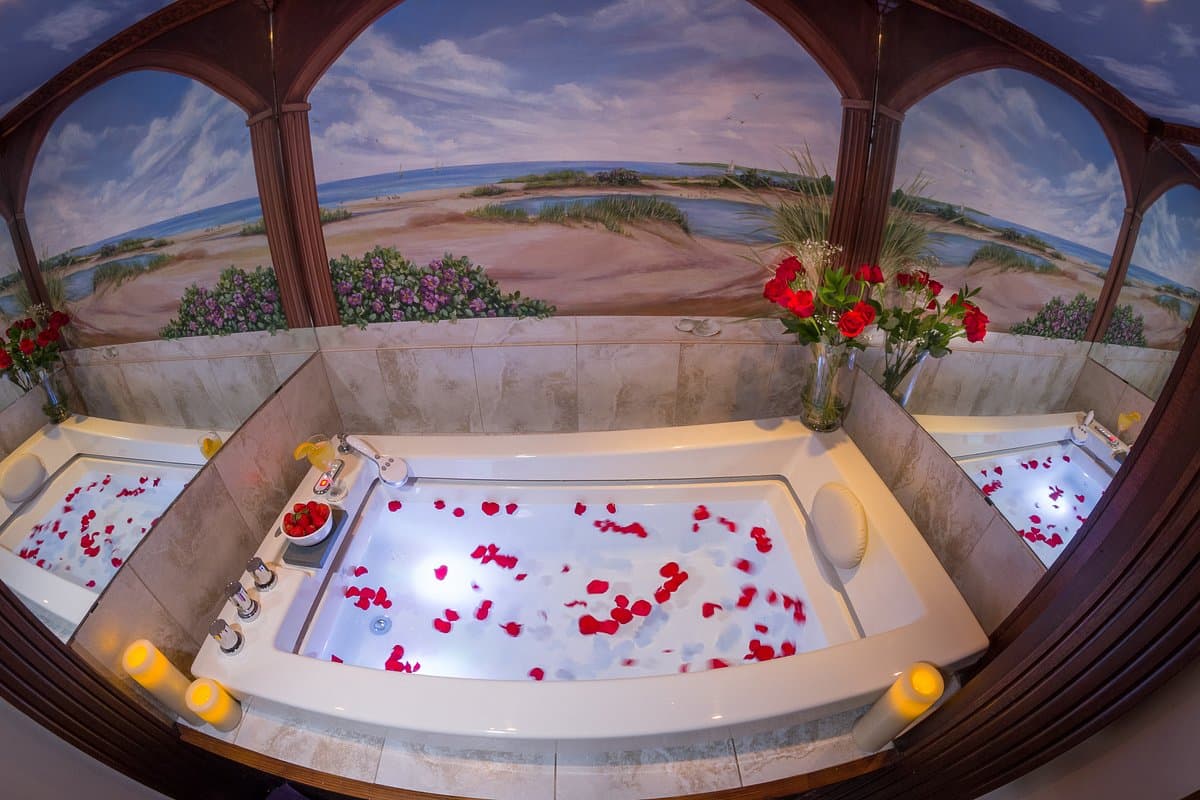 John Carver Inn & Spa Jacuzzi room
