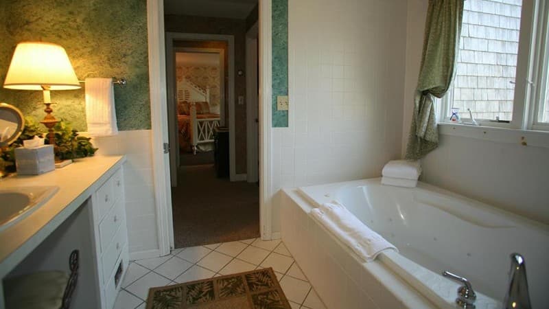 Lamb and Lion Inn Jacuzzi room