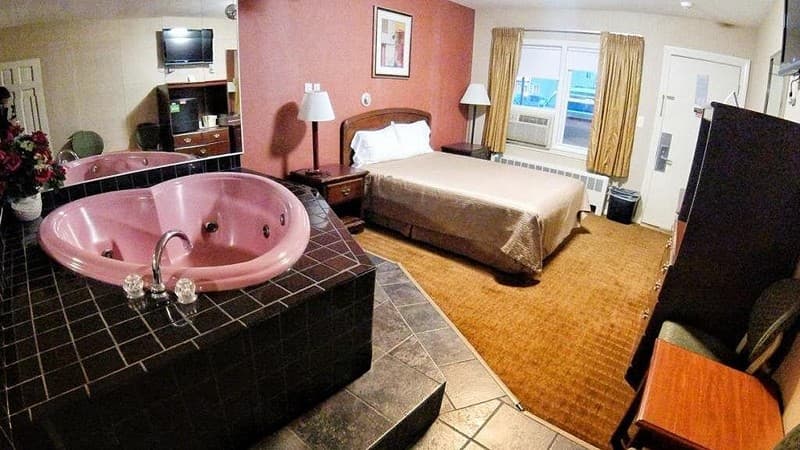 Red Carpet Inn West Springfield Jacuzzi room