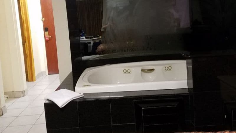 Red Roof Inn Sutton Jacuzzi room