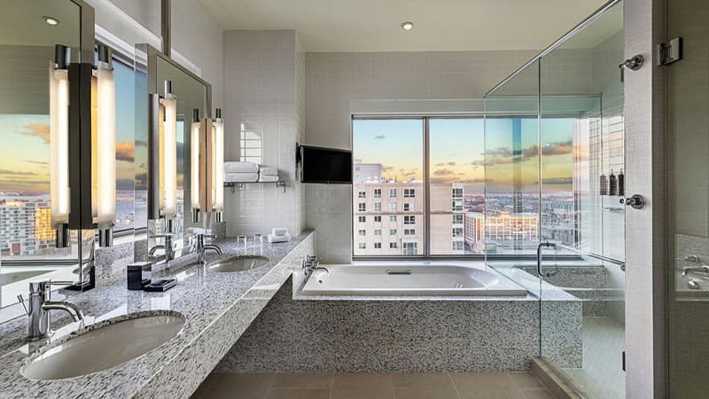 Renaissance Boston Waterfront Hotel Jacuzzi room