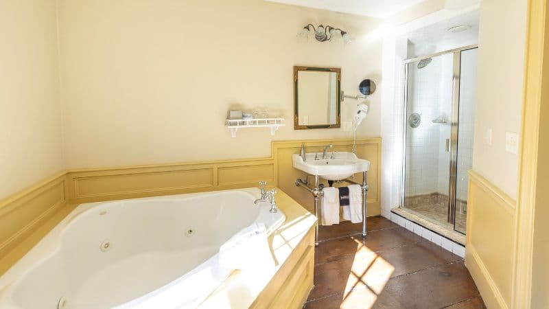 The Red Lion Inn Jacuzzi room