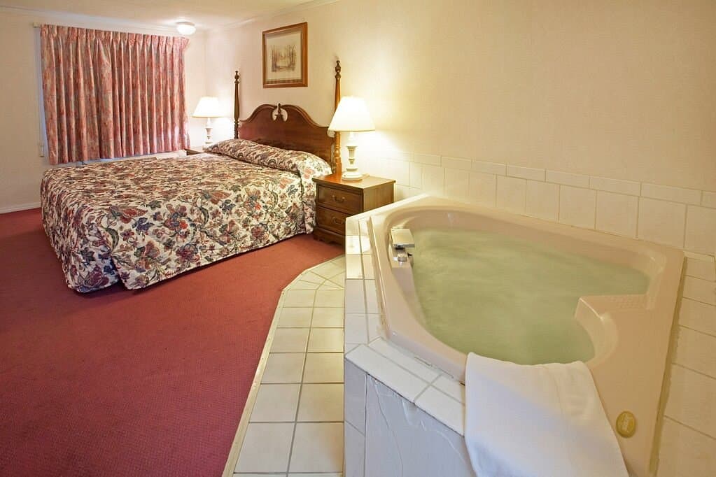 Americas Best Value Inn Lansing Jacuzzi room