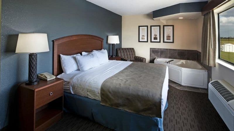 AmericInn by Wyndham Bay City Jacuzzi room