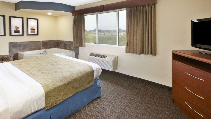 AmericInn by Wyndham Bay City hotel photo 2