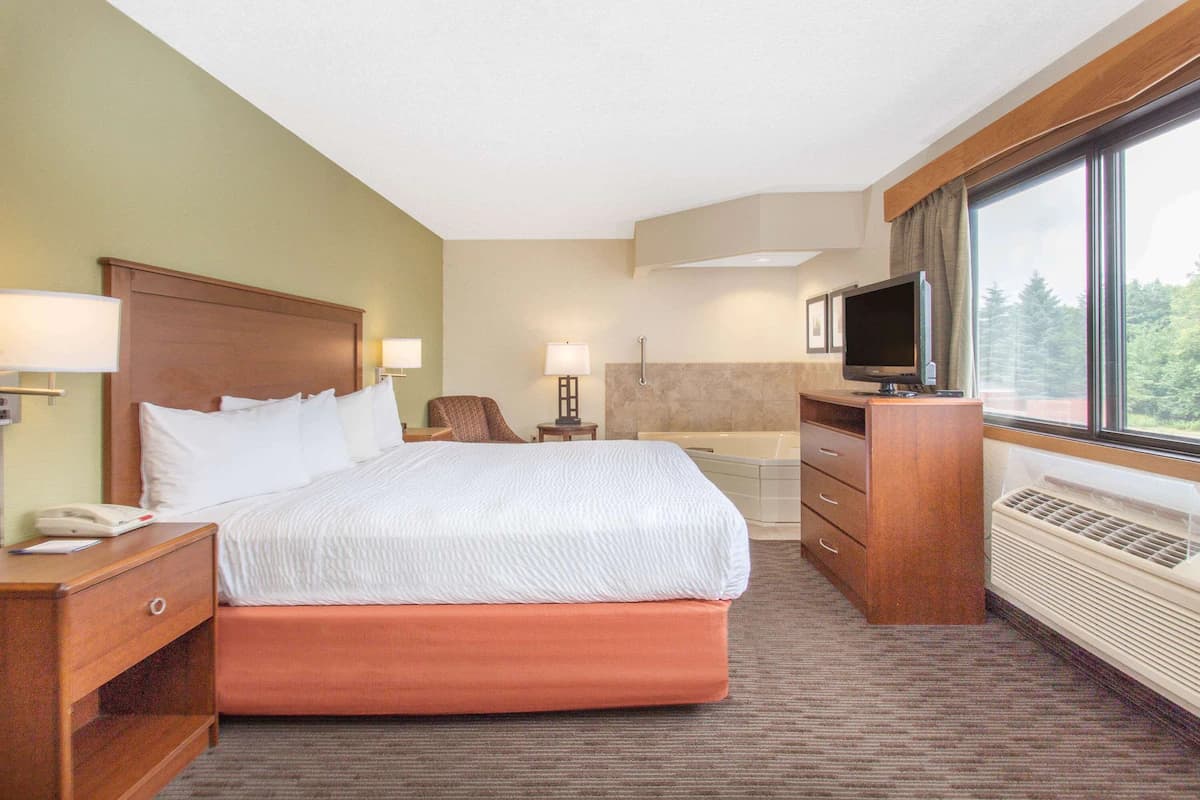 AmericInn by Wyndham Calumet Jacuzzi room