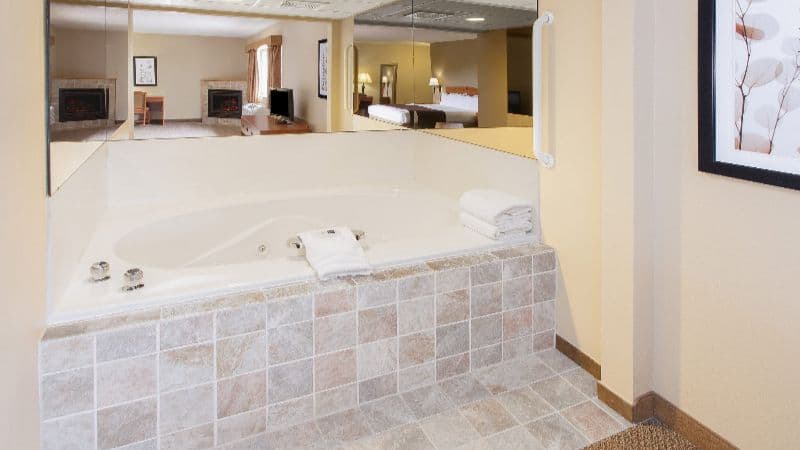 AmericInn by Wyndham Greenville Jacuzzi room