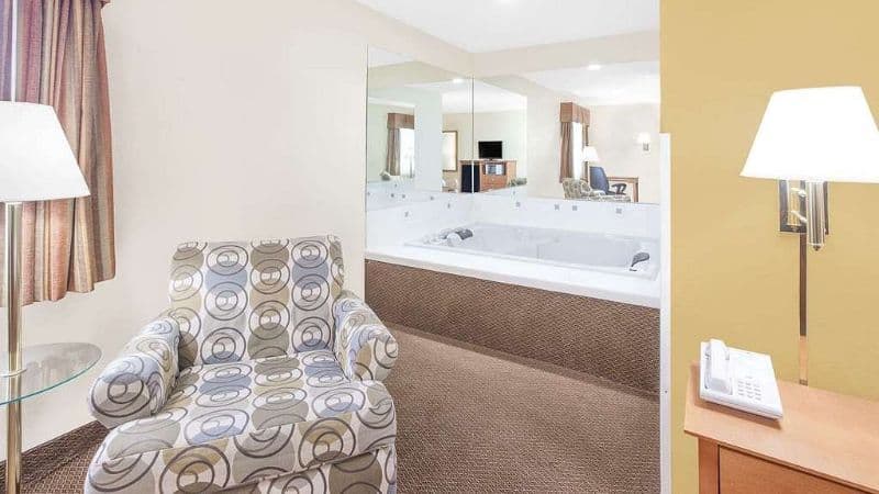 Baymont by Wyndham Port Huron Jacuzzi room
