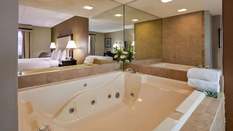 Best Western Detroit Livonia Jacuzzi room
