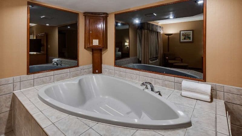 Best Western Lapeer Inn Jacuzzi room