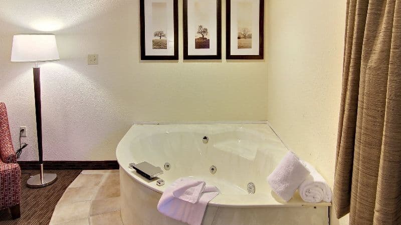 Blossom Hotel & Suites Traverse City Jacuzzi room