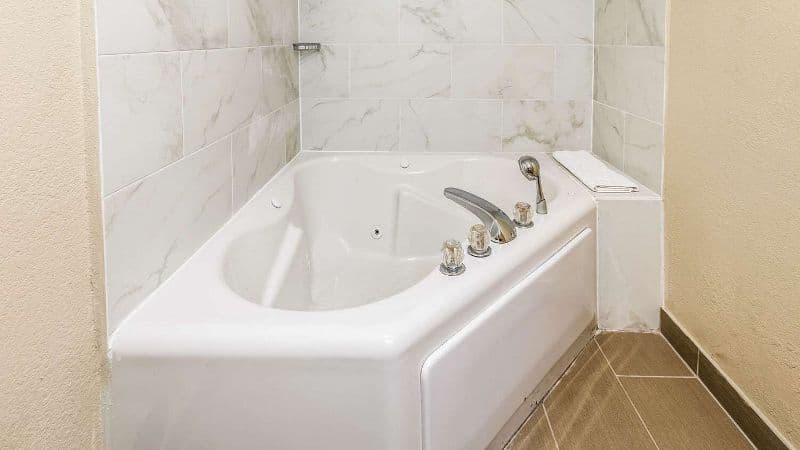 Comfort Inn Downtown Detroit Jacuzzi room