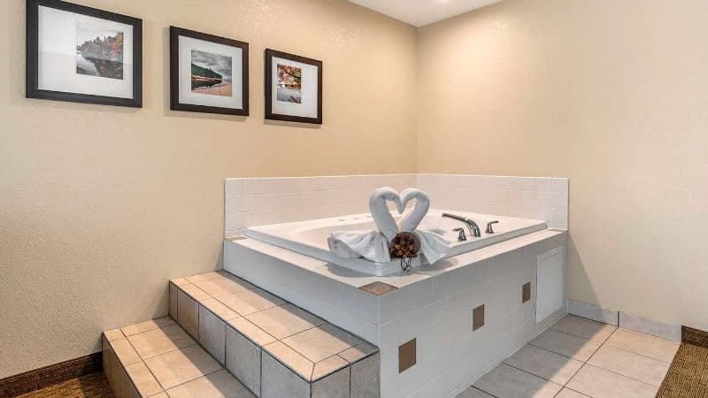 Comfort Suites Grand Rapids North Jacuzzi room