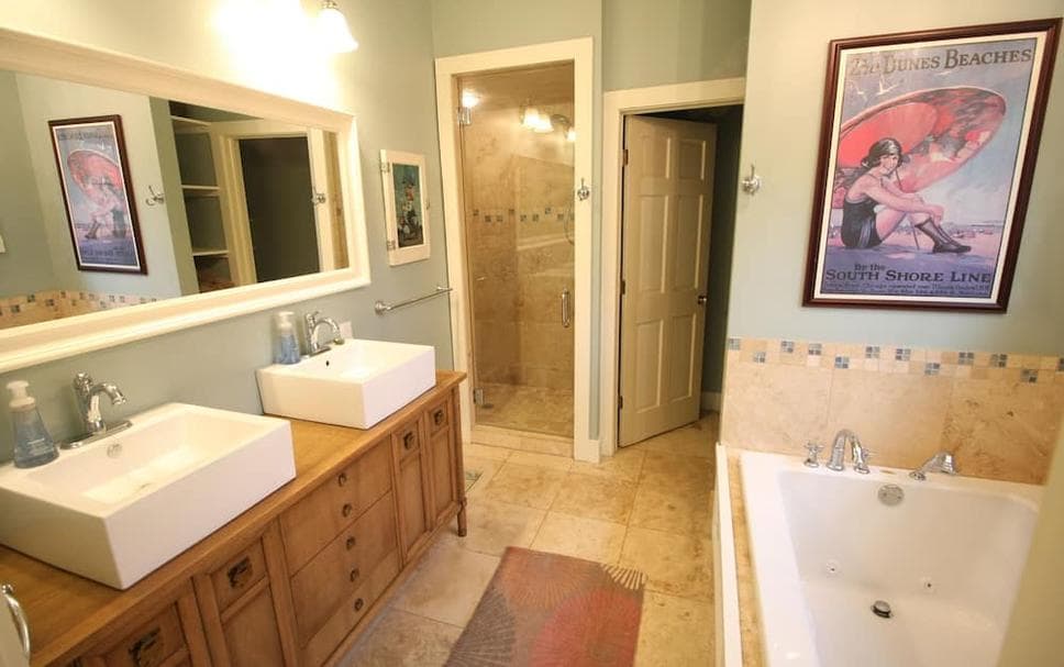 Goldberry Woods Jacuzzi room