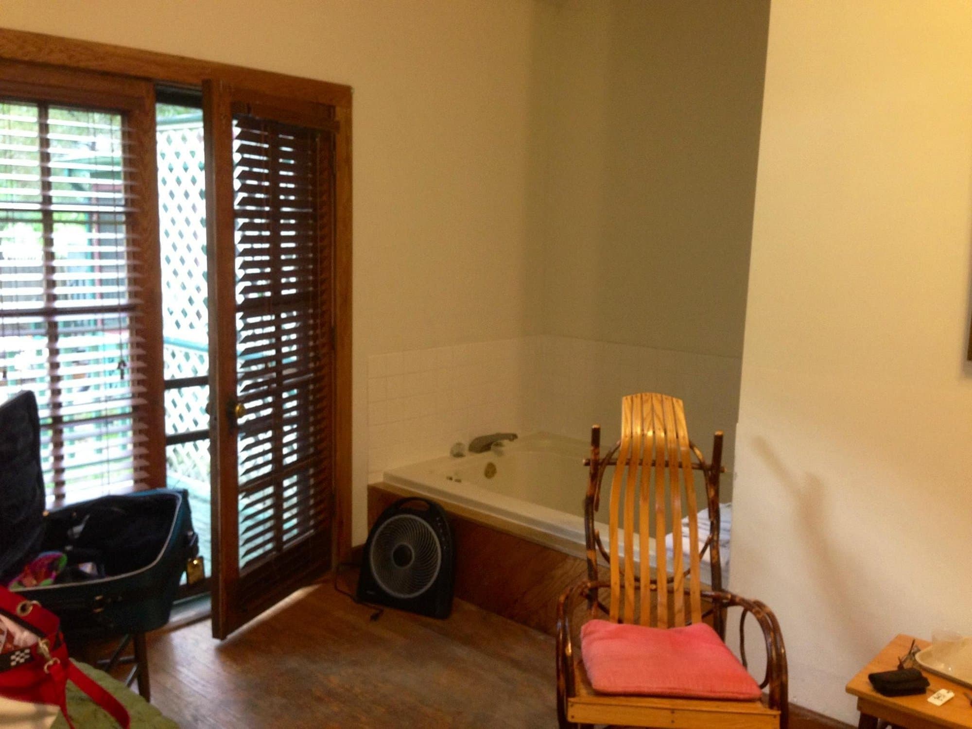 Gordon Beach Inn Jacuzzi room