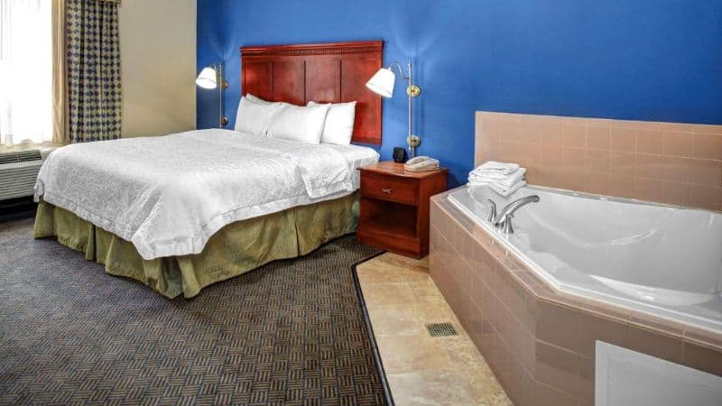 Hampton Inn Coldwater Jacuzzi room